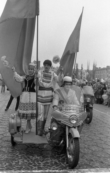 Первомайская демонстрация в Бресте, начало 80-х гг
             
                Первомайская демонстрация в Бресте, начало 80-х гг