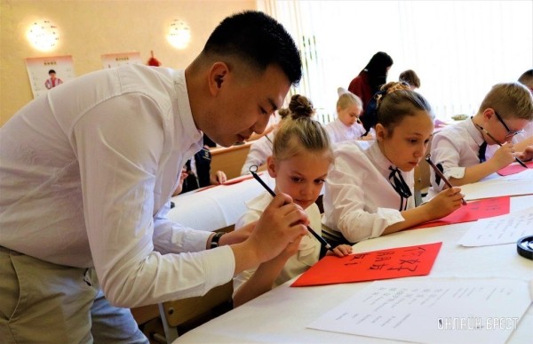 Читатель: Мастер-класс по китайскому письму в Центре изучения китайского языка и культуры средней школы № 28 г. Бреста
             
                Читатель: Мастер-класс по китайскому письму в Центре изучения китайского языка и культуры средней школы № 28 г. Бреста