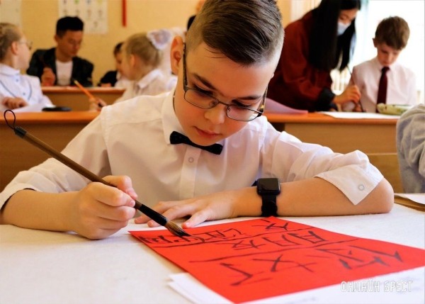 Читатель: Мастер-класс по китайскому письму в Центре изучения китайского языка и культуры средней школы № 28 г. Бреста
             
                Читатель: Мастер-класс по китайскому письму в Центре изучения китайского языка и культуры средней школы № 28 г. Бреста