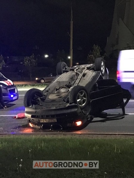 Этой ночью в Гродно девушка перевернулась на BMW X5. Видео