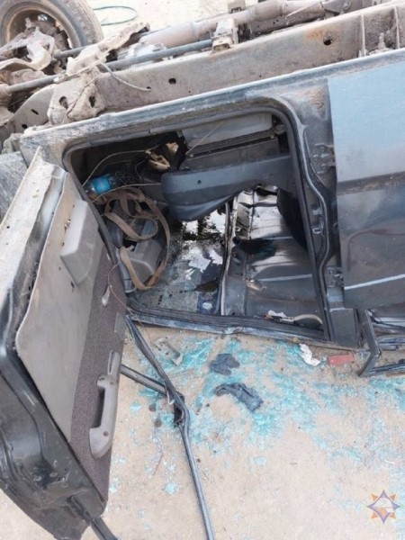 В Бресте перевернулся внедорожник. Работниками МЧС спасена девушка В Бресте перевернулся внедорожник. Работниками МЧС спасена девушка