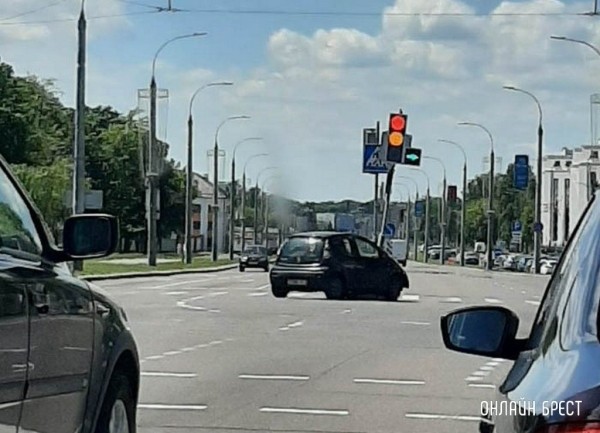Очевидец: В Бресте на Машерова-Ленина въехали в светофор
             
                Очевидец: В Бресте на Машерова-Ленина въехали в светофор