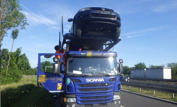 Бизнес по-белорусски. В Германии остановили перегруженный автовоз Бизнес по-белорусски. В Германии остановили перегруженный автовоз