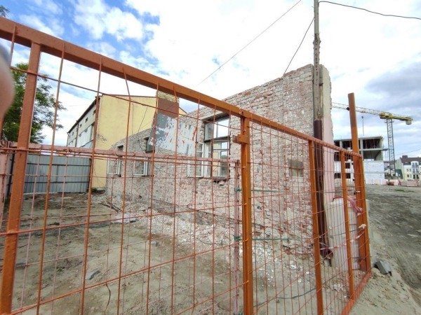 «Пропал дом» в Бресте на ул. Советских пограничников, 28
             
                «Пропал дом» в Бресте на ул. Советских пограничников, 28