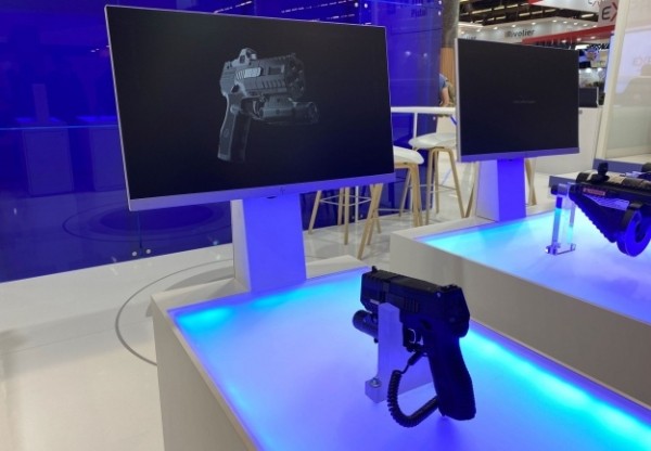 В Бельгии разработали пистолет на резиновых шарах, которым нельзя искалечить В Бельгии разработали пистолет на резиновых шарах, которым нельзя искалечить