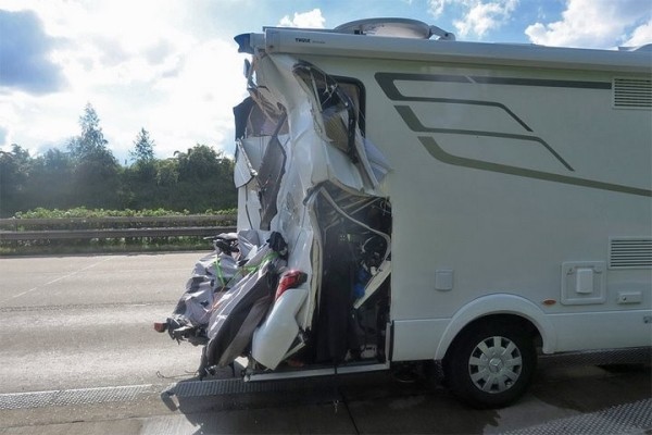 В Германии белорус на фуре врезался в автодом и «легковушку» В Германии белорус на фуре врезался в автодом и «легковушку»