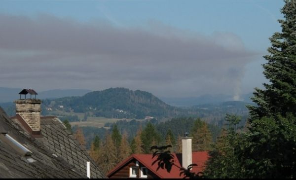 В заповедной Чешской Швейцарии бушует пожар, из ущелий эвакуируют туристов В заповедной Чешской Швейцарии бушует пожар, из ущелий эвакуируют туристов