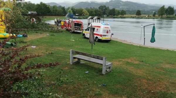 В Австрии в результате сильного шторма погибли пять человек, среди них дети В Австрии в результате сильного шторма погибли пять человек, среди них дети