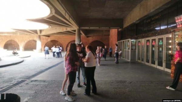 В Ереване одновременно "заминировали" метро, все ТРЦ, парламент и ряд других учреждений В Ереване одновременно "заминировали" метро, все ТРЦ, парламент и ряд других учреждений