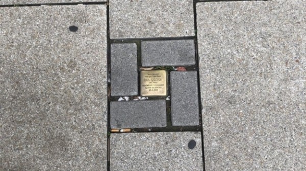 В Гамбурге убрали напоминающую свастику брусчатку из памятного знака еврейскому банкиру В Гамбурге убрали напоминающую свастику брусчатку из памятного знака еврейскому банкиру