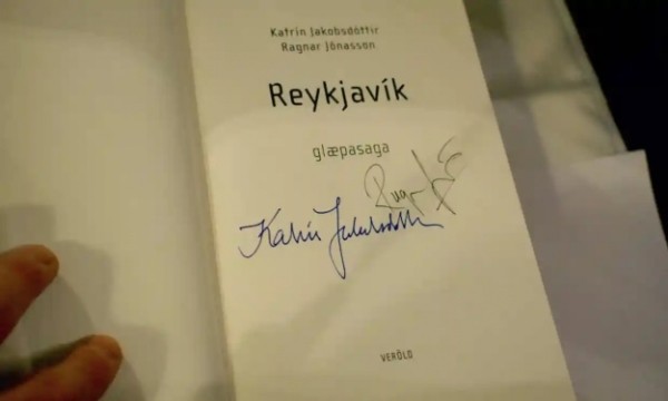 Помог локдаун: премьер Исландии издала роман-триллер Помог локдаун: премьер Исландии издала роман-триллер
