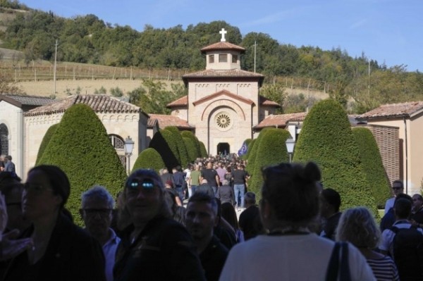 Несколько тысяч сторонников Муссолини почтили 100-летие его "похода на Рим" Несколько тысяч сторонников Муссолини почтили 100-летие его "похода на Рим"