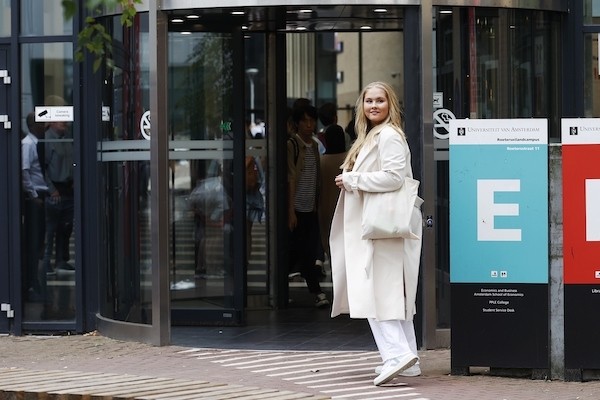 Принцессе Нидерландов запретили выходить из дома, потому что ей может угрожать похищение Принцессе Нидерландов запретили выходить из дома, потому что ей может угрожать похищение