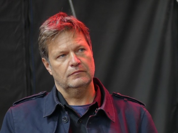 Министр Роберт Хабек получил серьезный отпор от экспертов экономики Министр Роберт Хабек получил серьезный отпор от экспертов экономики