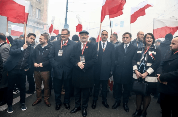 В Варшаве проходит многотысячный марш ко Дню независимости с флагами и файерами В Варшаве проходит многотысячный марш ко Дню независимости с флагами и файерами