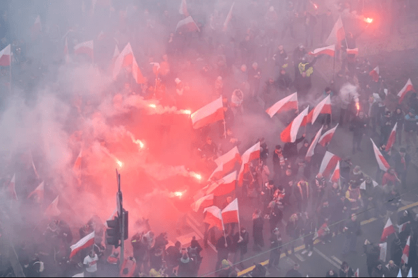 В Варшаве проходит многотысячный марш ко Дню независимости с флагами и файерами В Варшаве проходит многотысячный марш ко Дню независимости с флагами и файерами