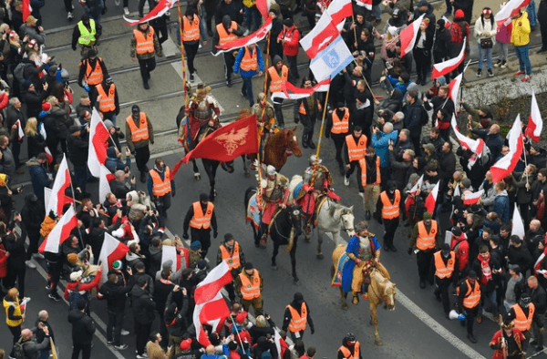 В Варшаве проходит многотысячный марш ко Дню независимости с флагами и файерами В Варшаве проходит многотысячный марш ко Дню независимости с флагами и файерами