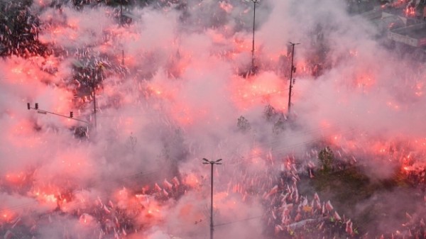 В Варшаве проходит многотысячный марш ко Дню независимости с флагами и файерами В Варшаве проходит многотысячный марш ко Дню независимости с флагами и файерами