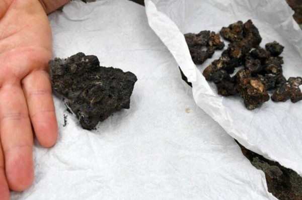 Женщина пила кофе, когда на нее упал странный предмет. Что это было? Женщина пила кофе, когда на нее упал странный предмет. Что это было?