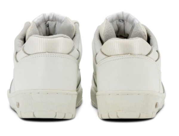 Стоят как пятьдесят iPhone. 30-летние кроссовки Apple выставили на аукцион Стоят как пятьдесят iPhone. 30-летние кроссовки Apple выставили на аукцион