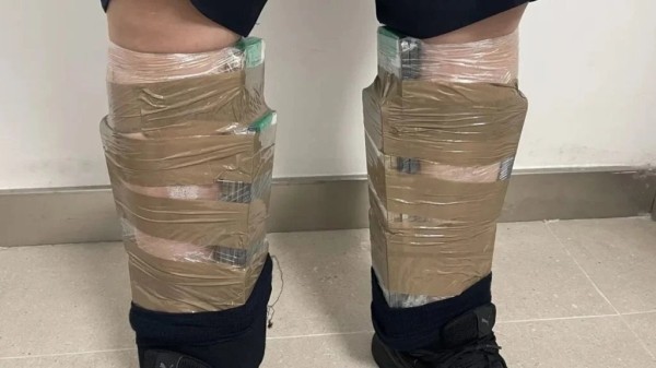 Контрабандист прилепил к себе 12 килограммов iPhone Контрабандист прилепил к себе 12 килограммов iPhone