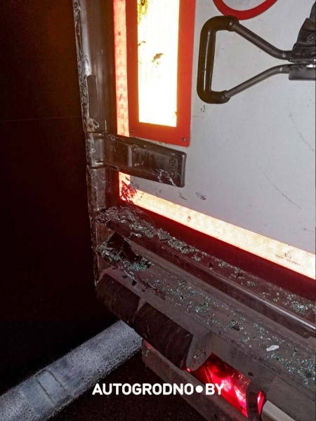 В семейный экипаж белорусских дальнобойщиков жестко врезался француз под Парижем В семейный экипаж белорусских дальнобойщиков жестко врезался француз под Парижем