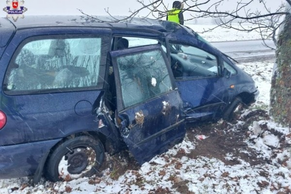 В Польше белорус на Seat слетел с дороги и врезался в дерево В Польше белорус на Seat слетел с дороги и врезался в дерево