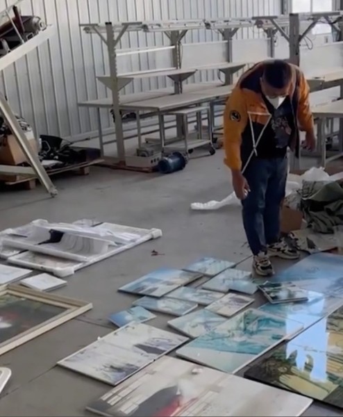 Бизнесмен организовал оригинальное дело. Уничтожает фотографии бывших супругов с помощью шредера Бизнесмен организовал оригинальное дело. Уничтожает фотографии бывших супругов с помощью шредера