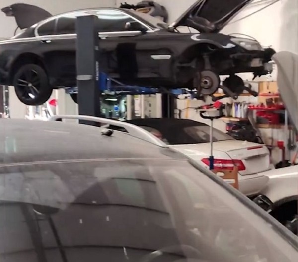 Белорусы в Испании организовали нелегальную автомастерскую. Туда пришла полиция Белорусы в Испании организовали нелегальную автомастерскую. Туда пришла полиция