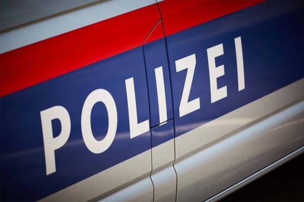 В Австрии белорусы везли парфюм и бритвы на 11 тысяч евро В Австрии белорусы везли парфюм и бритвы на 11 тысяч евро