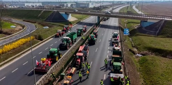 Белорус на скоростной трассе в Польше сбил мужчину, вышедшего на дорогу из-за протеста фермеров Белорус на скоростной трассе в Польше сбил мужчину, вышедшего на дорогу из-за протеста фермеров