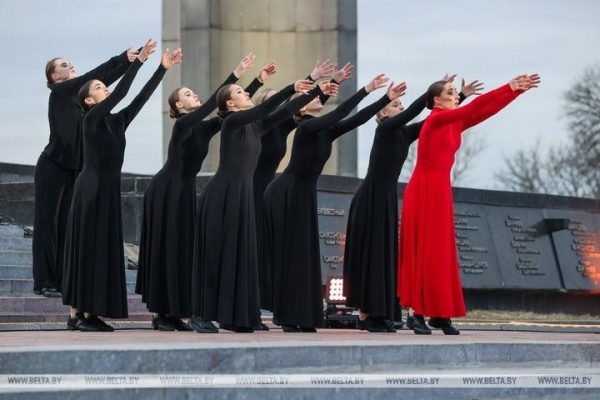 Милиционеры со всей Беларуси возложили цветы к Вечному огню в Брестской крепости Милиционеры со всей Беларуси возложили цветы к Вечному огню в Брестской крепости