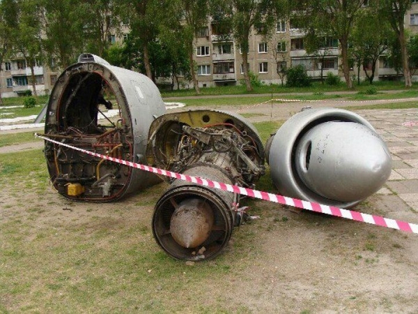 Читатель: Демонтаж самолёта на Востоке в Бресте, 2009 год
             
                Читатель: Демонтаж самолёта на Востоке в Бресте, 2009 год