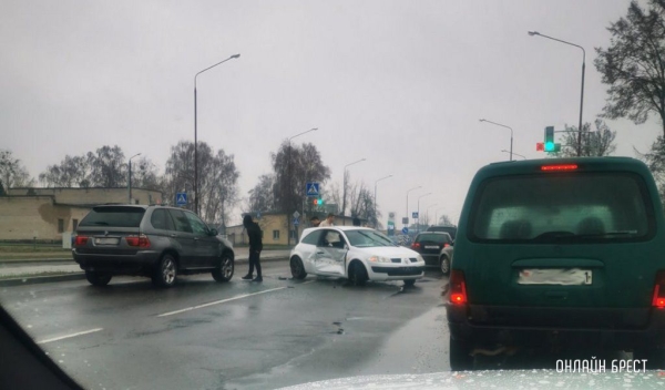 Очевидец: Сильно помяло. В Бресте на Рябцева произошло ДТП
             
                Очевидец: Сильно помяло. В Бресте на Рябцева произошло ДТП