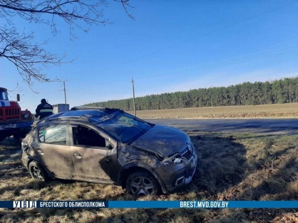 Автомобиль перевернулся. Под Брестом произошло серьёзное ДТП Автомобиль перевернулся. Под Брестом произошло серьёзное ДТП