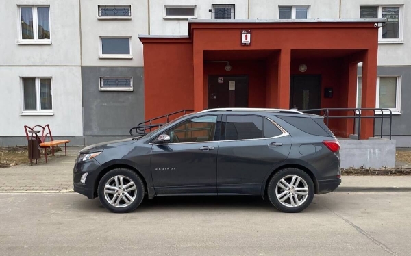 Нестраховой случай. Белорус сбросил полено на Mazda соседа, потому что «не может купить такую машину»