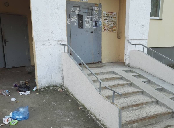 Нестраховой случай. Белорус сбросил полено на Mazda соседа, потому что «не может купить такую машину»