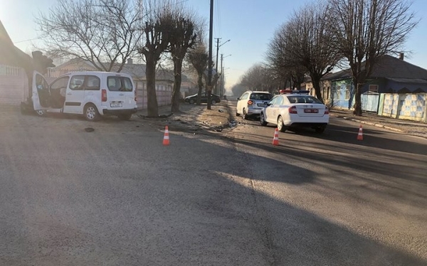 В Барановичах автомобиль отбросило на край дороги, где шла женщина. Она с тяжелыми травмами в больнице В Барановичах автомобиль отбросило на край дороги, где шла женщина. Она с тяжелыми травмами в больнице