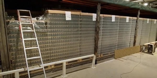 Редкий случай: контрабанду сигарет на полмиллиона евро спрятали среди стеклянных банок в фуре из Беларуси Редкий случай: контрабанду сигарет на полмиллиона евро спрятали среди стеклянных банок в фуре из Беларуси