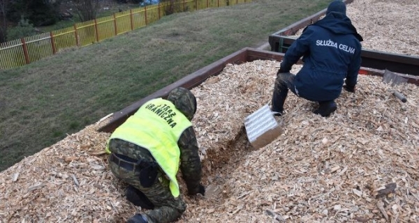 В Тересполе задержали белорусов которые сбрасывали сигареты с локомотива В Тересполе задержали белорусов которые сбрасывали сигареты с локомотива