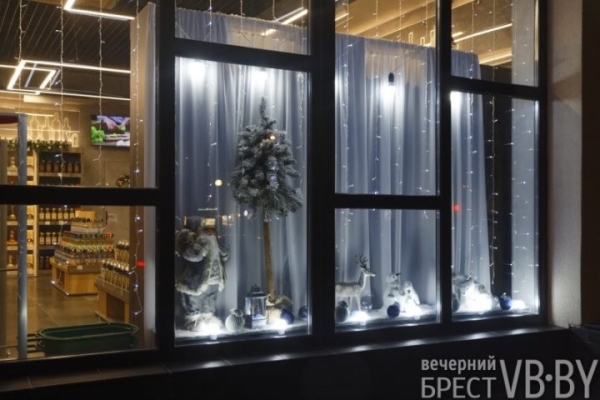 Посмотрите, как брестские заведения украсили витрины к Новому году