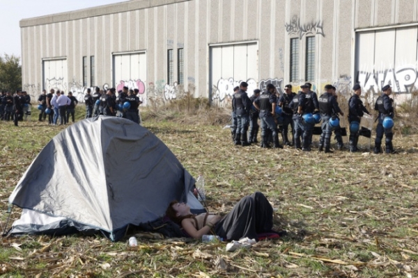 На севере Италии полиция разогнала гигантскую рейв-вечеринку на тысячи человек На севере Италии полиция разогнала гигантскую рейв-вечеринку на тысячи человек