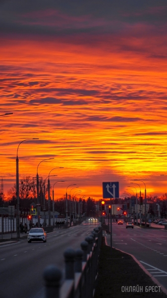 Читатель: Посмотрите, какой сегодня был красивый закат в Бресте
             
                Читатель: Посмотрите, какой сегодня был красивый закат в Бресте