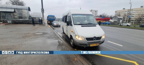 У самосвала лопнуло колесо. В проезжавшей рядом маршрутке повыбивало стекла У самосвала лопнуло колесо. В проезжавшей рядом маршрутке повыбивало стекла