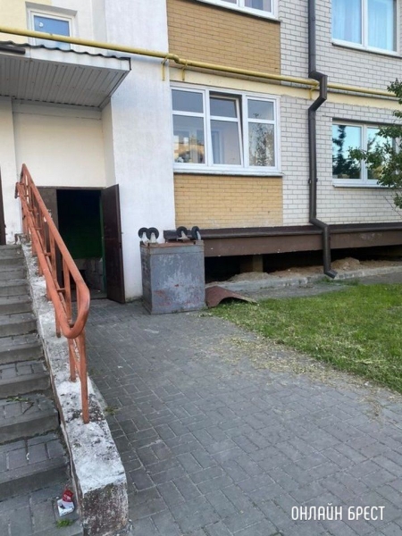 Читатель: Брест, бульвар Космонавтов, 40. Под окном дома круглые сутки стоит мусорный контейнер. Он ведь должен стоять в шахте мусоропровода?
             
                Читатель: Брест, бульвар Космонавтов, 40. Под окном дома круглые сутки стоит мусорный контейнер. Он ведь должен стоять в шахте мусоропровода?