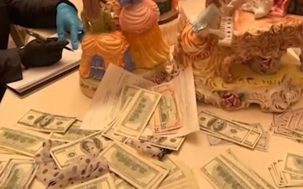 Две цыганки вместе с «порчей» сняли с пенсионерки почти $20 тысяч. Как это произошло? Две цыганки вместе с «порчей» сняли с пенсионерки почти $20 тысяч. Как это произошло?