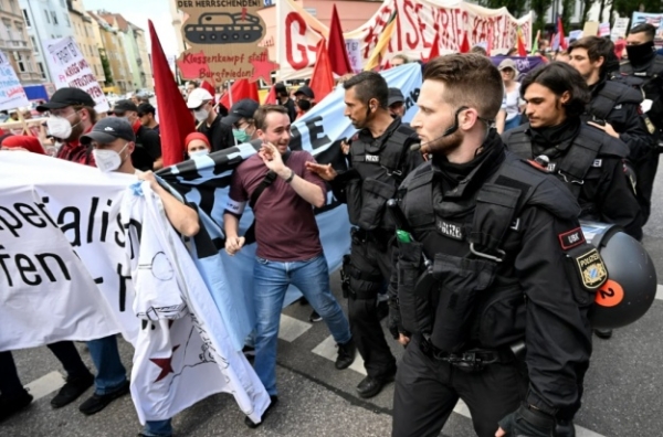 Несколько тысяч человек принимают участие в масштабной демонстрации перед саммитом G7 Несколько тысяч человек принимают участие в масштабной демонстрации перед саммитом G7