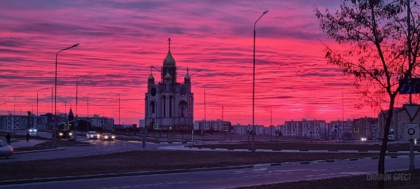 Читатель: Посмотрите, какой сегодня был красивый закат в Бресте
             
                Читатель: Посмотрите, какой сегодня был красивый закат в Бресте