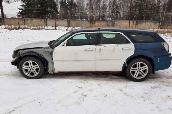 МВД продаёт ржавый Chrysler 300С, сделав уценку. Сколько было, а сколько стало? МВД продаёт ржавый Chrysler 300С, сделав уценку. Сколько было, а сколько стало?