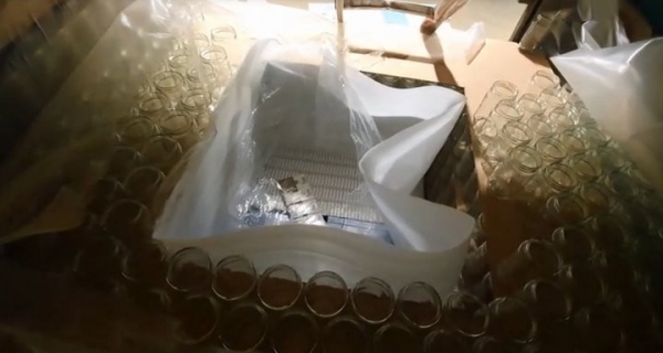 Редкий случай: контрабанду сигарет на полмиллиона евро спрятали среди стеклянных банок в фуре из Беларуси Редкий случай: контрабанду сигарет на полмиллиона евро спрятали среди стеклянных банок в фуре из Беларуси